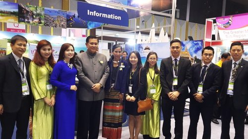 Phó Thủ tướng Thái Lan, Bộ trưởng Bộ Du lịch và Thể thao thăm và chụp ảnh lưu niệm tại gian hàng Du lịch Việt Nam